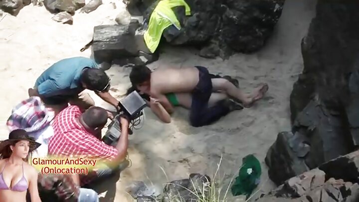 বিশাল স্তনের একজন বয়স্কা মহিলা নগ্ন হয়ে তার প্রতিবেশীর কাছে এসে তাকে ধর্ষণ করেন।