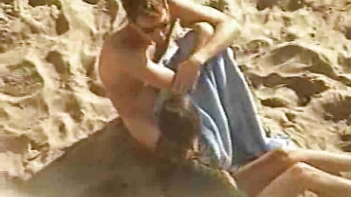 এক ব্যক্তি সুন্দর পাছাওয়ালা এক মিশ্রবর্ণের নারীকে তার গুদে চুদল।