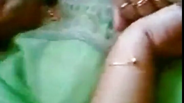 এক শীর্ণকায় তালাকপ্রাপ্তা নারী তার যোনিতে একটি তরুণ লিঙ্গের অভাব বোধ করে।