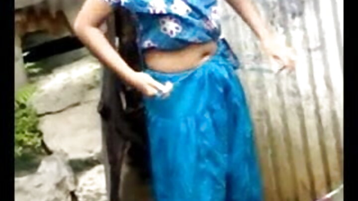 একজন কৃষ্ণাঙ্গ নারীলোভী তার বিশাল শিশ্ন এক নীল-চোখ স্বর্ণকেশীর যোনিতে প্রবেশ করায়।