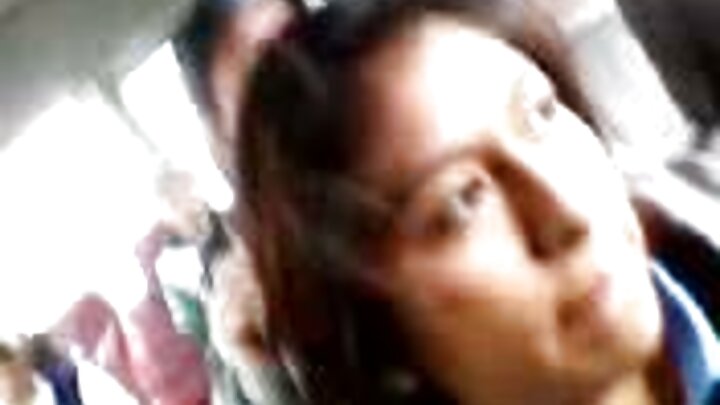 এক সুন্দরী মহিলা ওয়েবক্যামের সামনে একটি সেক্স মেশিন দিয়ে নিজেকে চোদে।