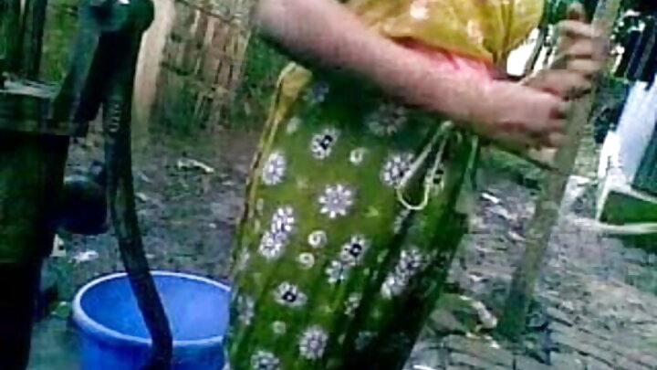 ছোটখাটো গড়নের এক তরুণী একটি বড় কালো লিঙ্গের সাথে পায়ুসঙ্গম করে