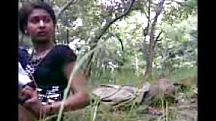 অফিসের সুন্দরীরা কনফারেন্স রুমে সমকামী যৌনাচারে লিপ্ত হয়