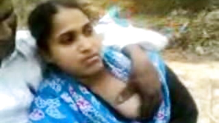 একজন মহিলা ধীরে ধীরে সাঁতার কাটে এবং প্রথমে তার তরুণ প্রেমিককে পাছায় চোদে।
